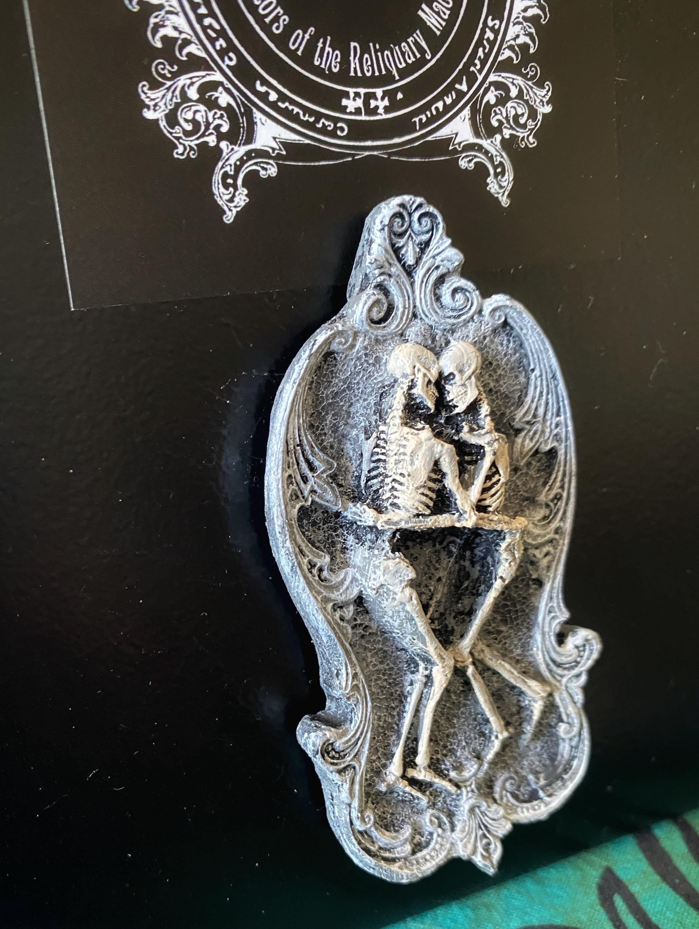 Amor Aeternus Skeleton Lovers Hand-Painted Resin Magnet