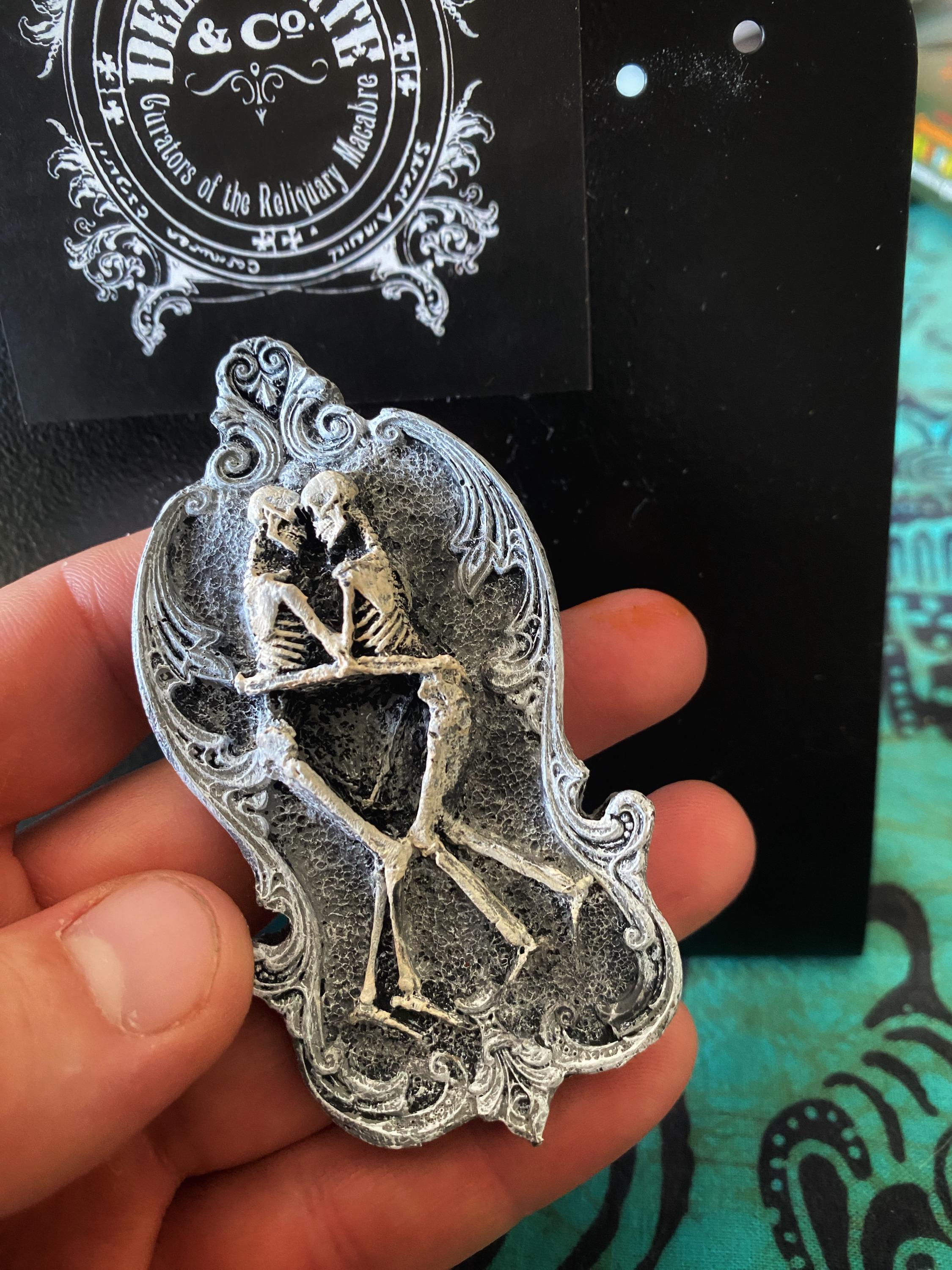 Amor Aeternus Skeleton Lovers Hand-Painted Resin Magnet