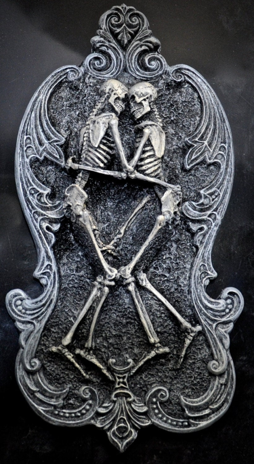 Amor Aeternus Skeleton Lovers Wall Plaque — Half Scale