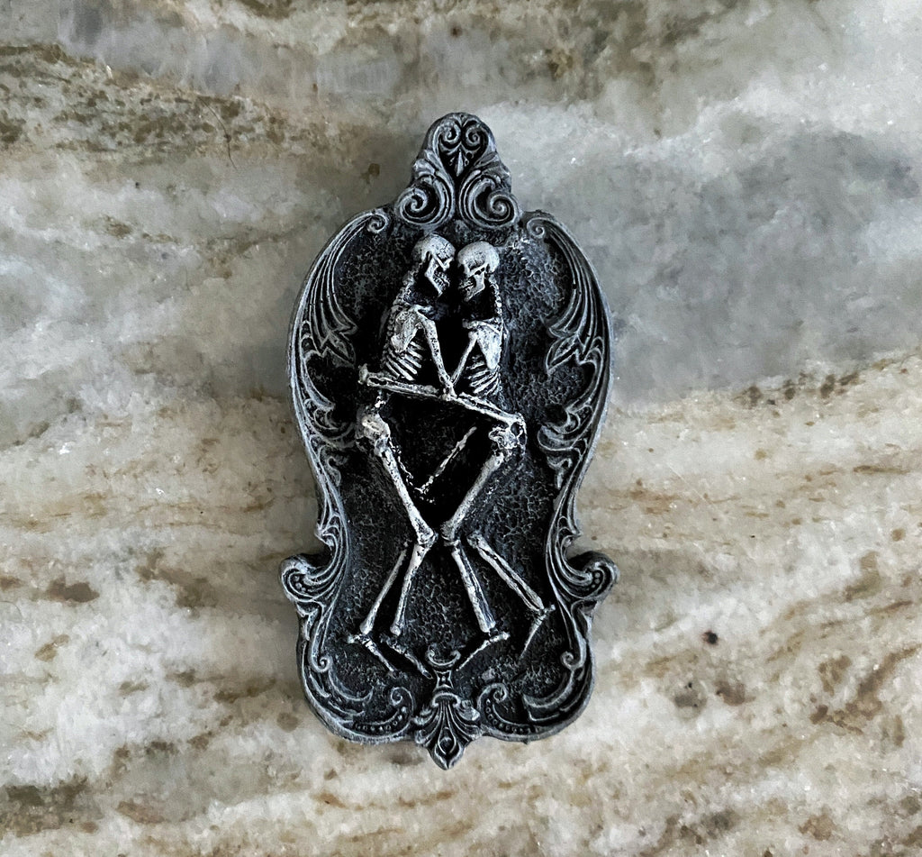 Amor Aeternus Skeleton Lovers Hand-Painted Resin Magnet