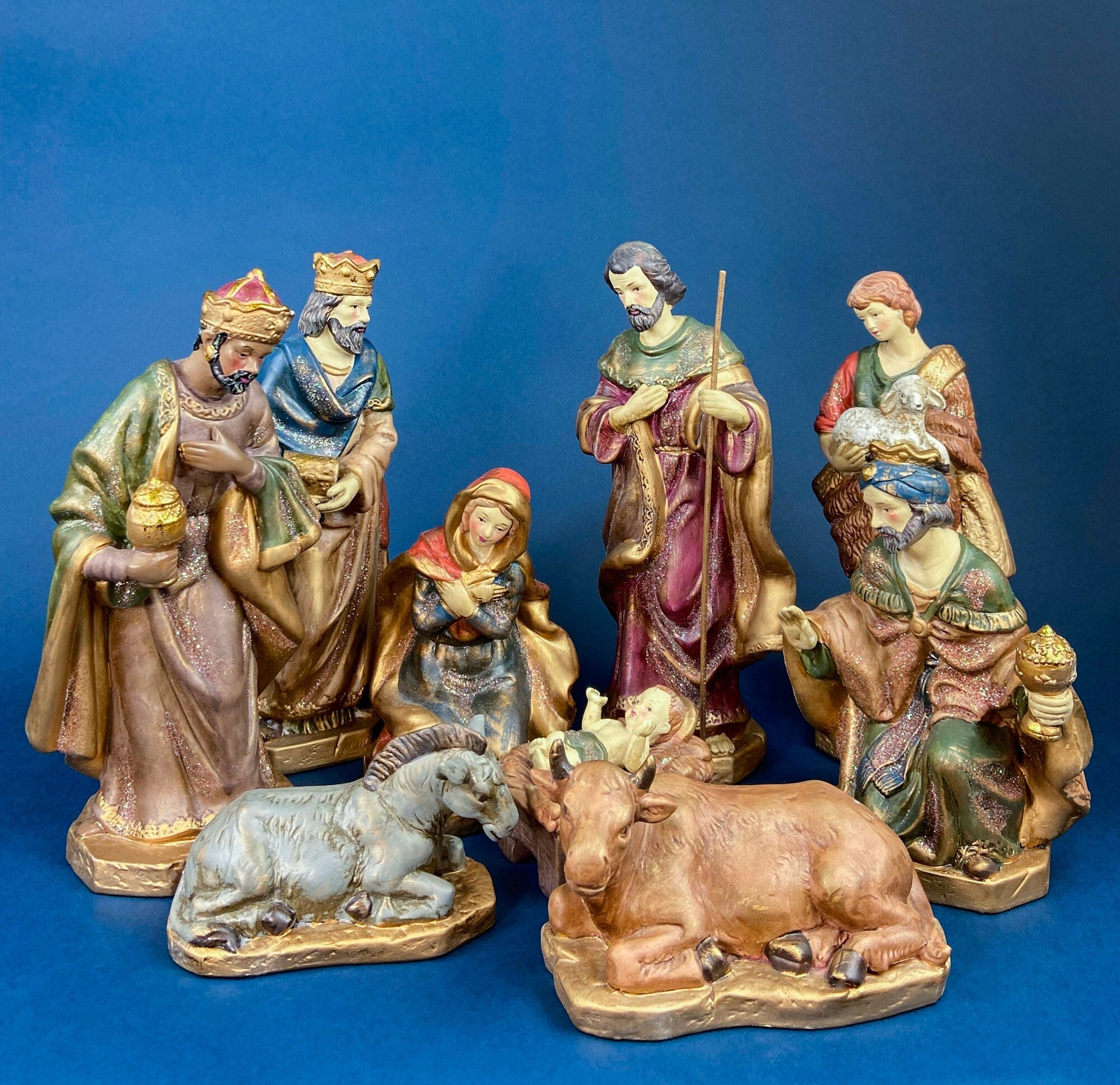 30" Statue of Virgin Mary. Praying Madonna. Wood Like Texture & Color. Religious Figure. Nativity Scene. Place of Worship, Shrine Statue..