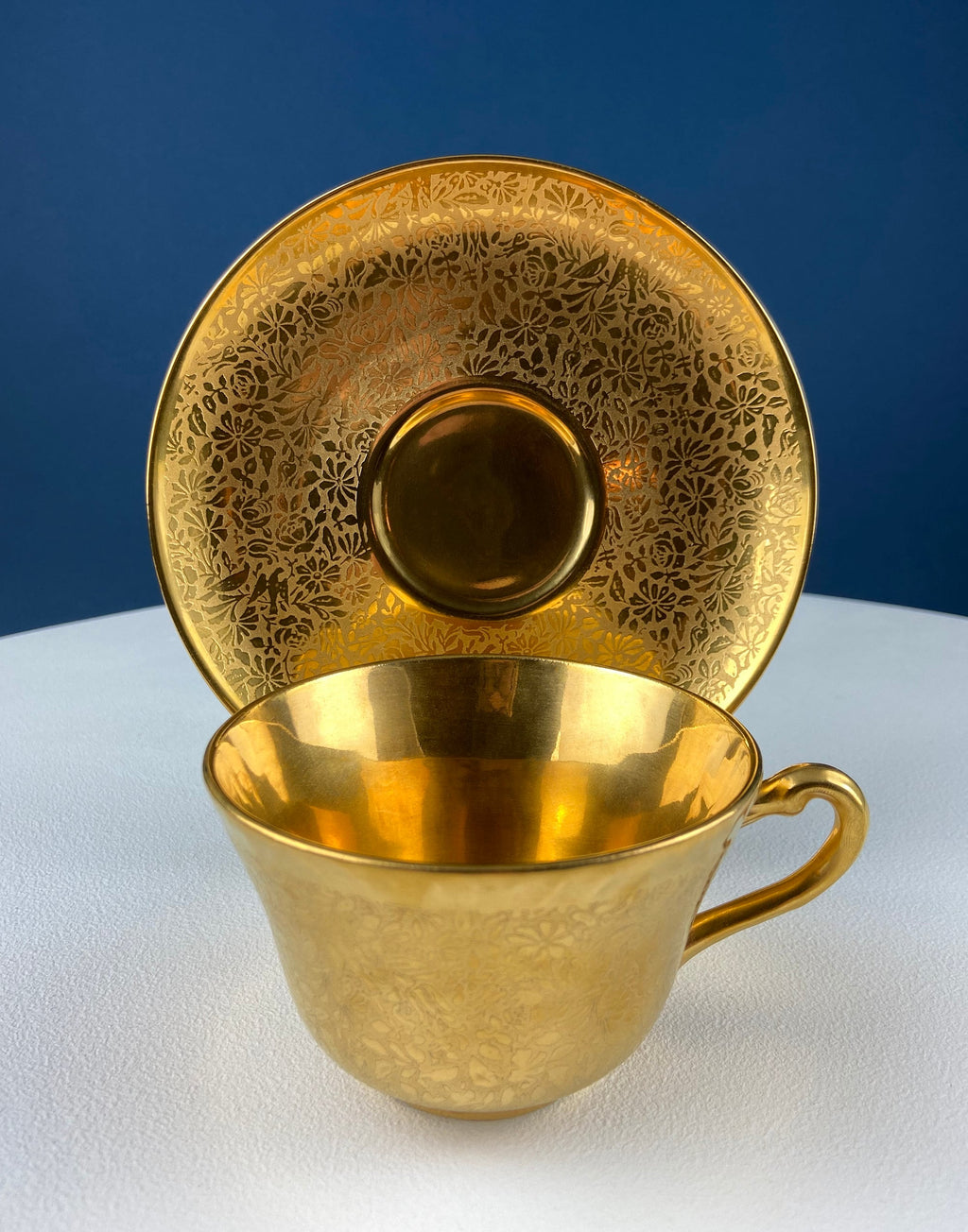 Gold-on-Gold Tea Cup & Saucer with Red Serving Plate – Wheeling & Omeco