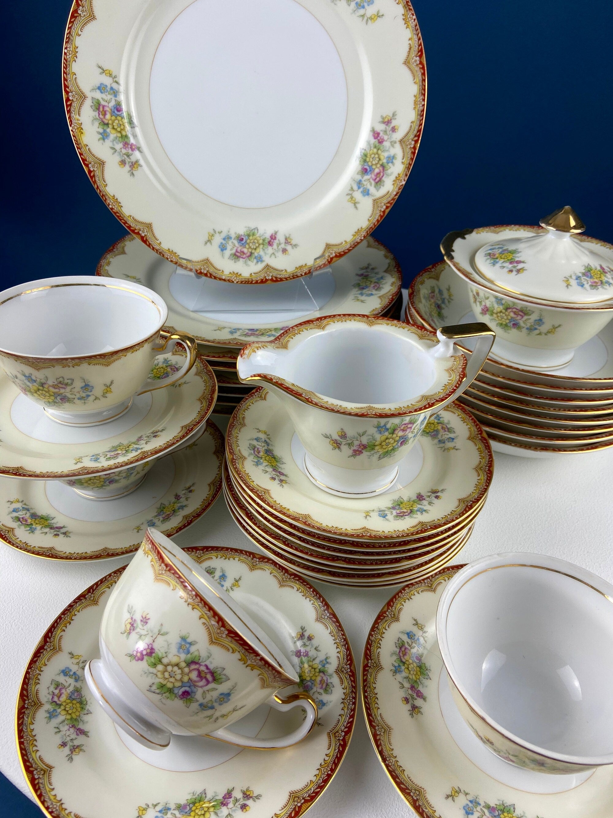 Kikusui China Vintage Dinner Set – Yellow & Red Bands with Rose Garlands, 30+ Pieces