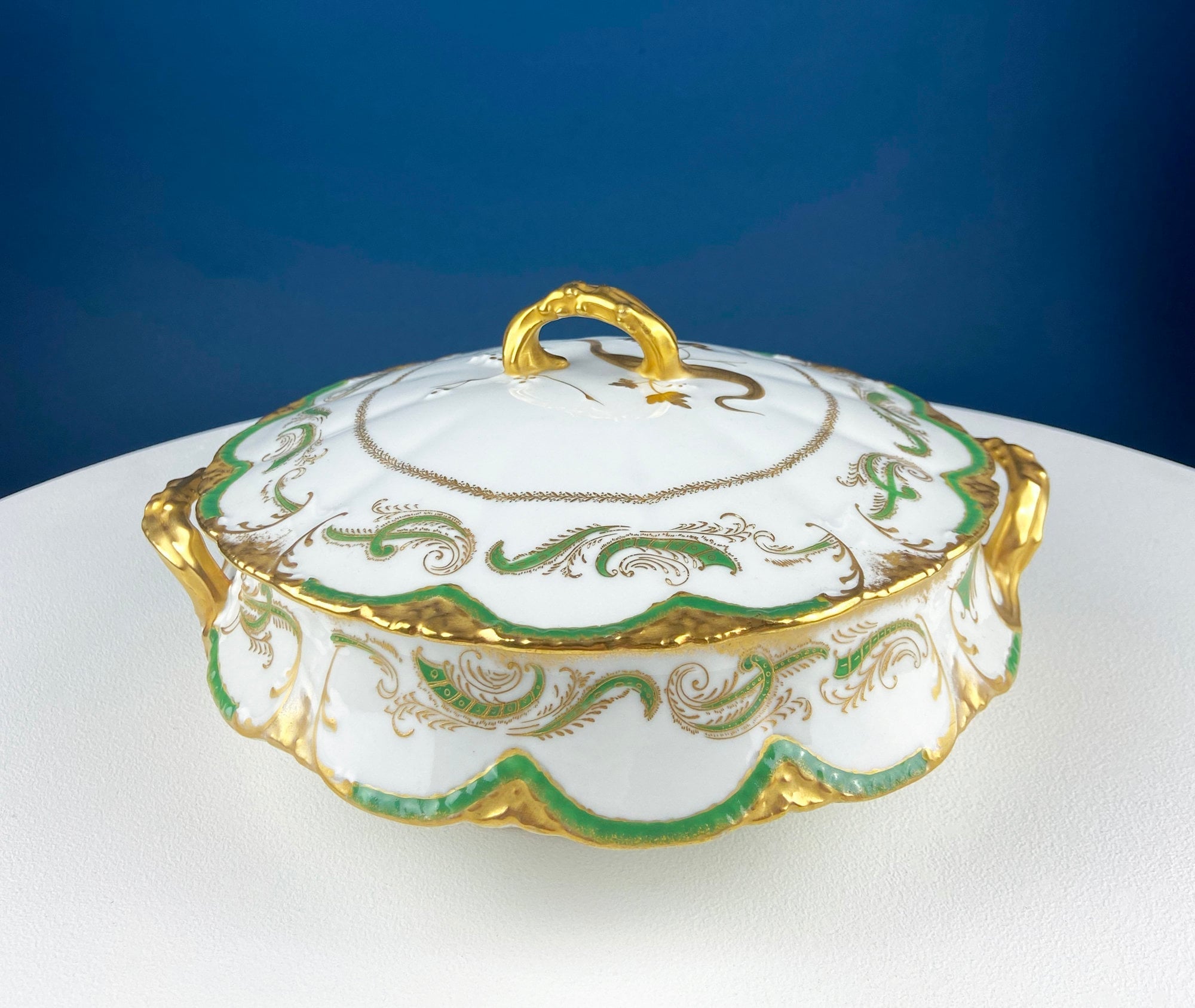 Antique Wedgwood Violet Porcelain Tureen – Black & White Relief