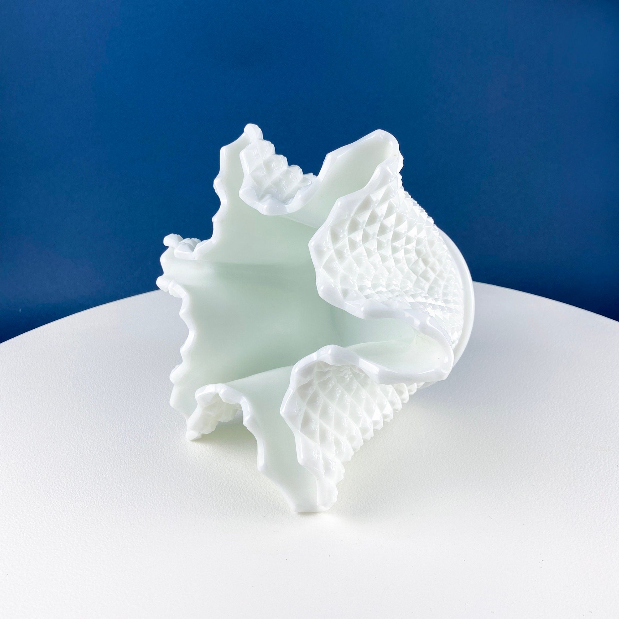 Westmoreland English Hobnail Milk Glass Ivy Vase – Vintage Pinched Design