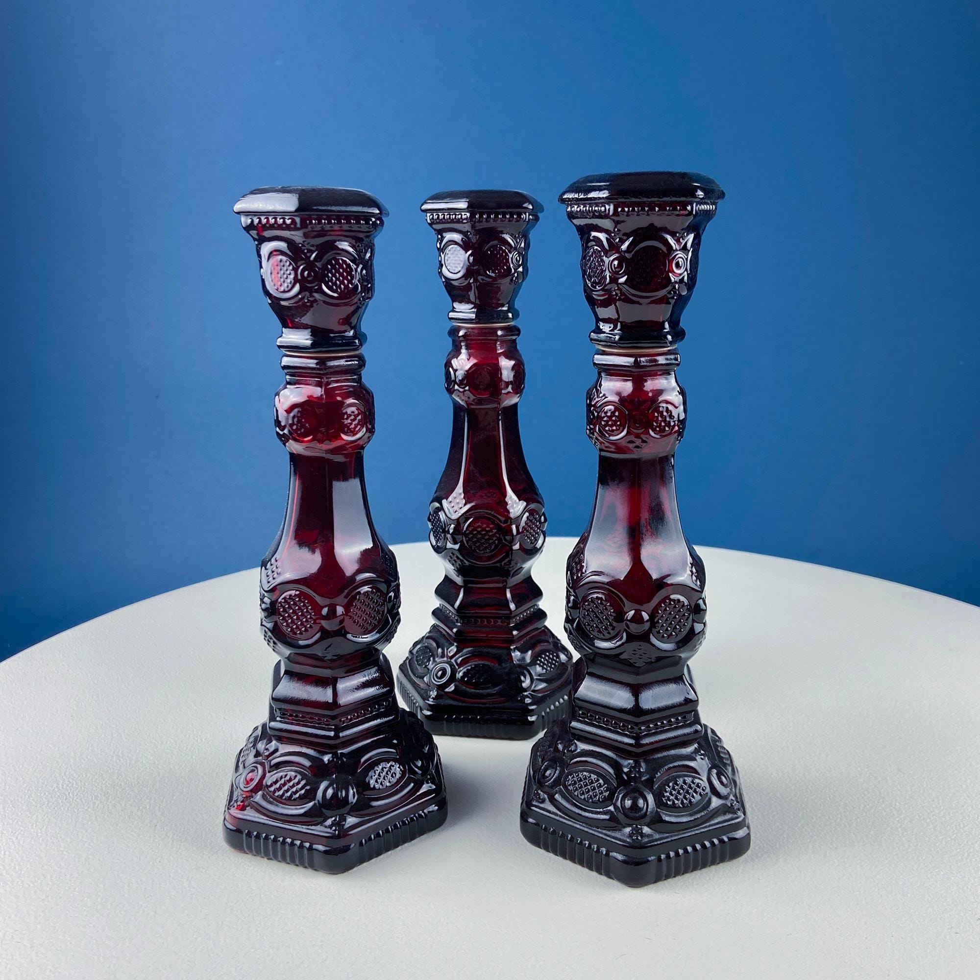 Vintage Ruby Red Avon Cape Cod salt and Pepper Shakers. Pressed Glass Roman Rosette Pattern. Table Dining Room Decor. Gift for Him Her.