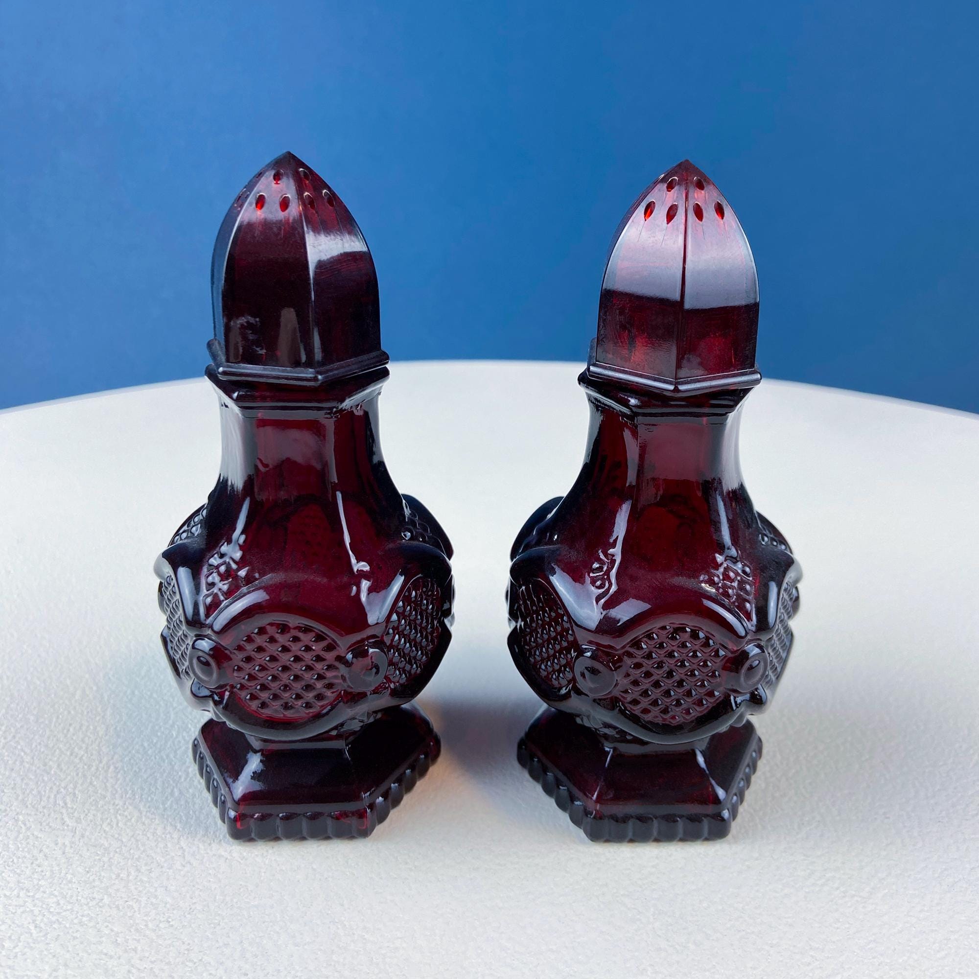 Vintage Ruby Red Avon Cape Cod salt and Pepper Shakers. Pressed Glass Roman Rosette Pattern. Table Dining Room Decor. Gift for Him Her.